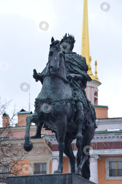 Скачать Санкт-Петербург, Россия – 02.04.2024: Памятник императору Петру I у Инженерного (Михайловского) замка Санкт-Петербурга фотосток Ozero