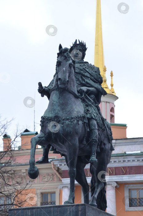 Скачать Санкт-Петербург, Россия – 02.04.2024: Памятник Петру I у Инженерного замка фотосток Ozero