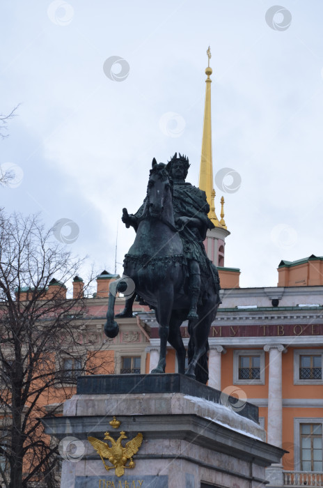 Скачать Санкт-Петербург, Россия – 02.04.2024: Памятник Петру I у Инженерного замка фотосток Ozero