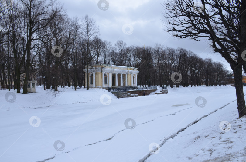 Скачать Санкт-Петербург, Россия – 02.04.2024: Вид на павильон Росси, набережную реки Мойка и Михайловский сад со стороны 1-го Садового моста в зимний день фотосток Ozero