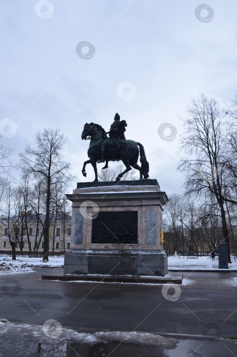 Скачать Санкт-Петербург, Россия – 02.04.2024: Памятник Петру I у Инженерного замка фотосток Ozero