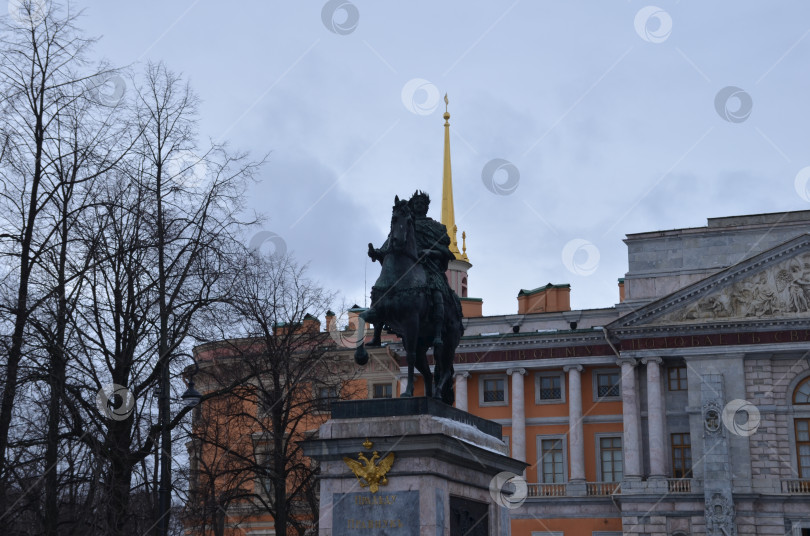 Скачать Санкт-Петербург, Россия – 02.04.2024: Памятник Петру I у Инженерного замка фотосток Ozero