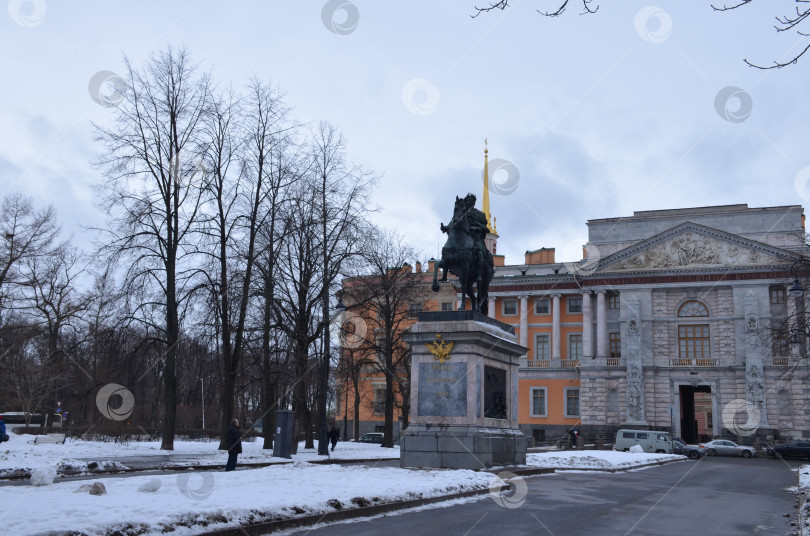 Скачать Санкт-Петербург, Россия – 02.04.2024: Санкт-Петербург, Россия – 04.02.2024: Памятник Петру I у Инженерного замка фотосток Ozero