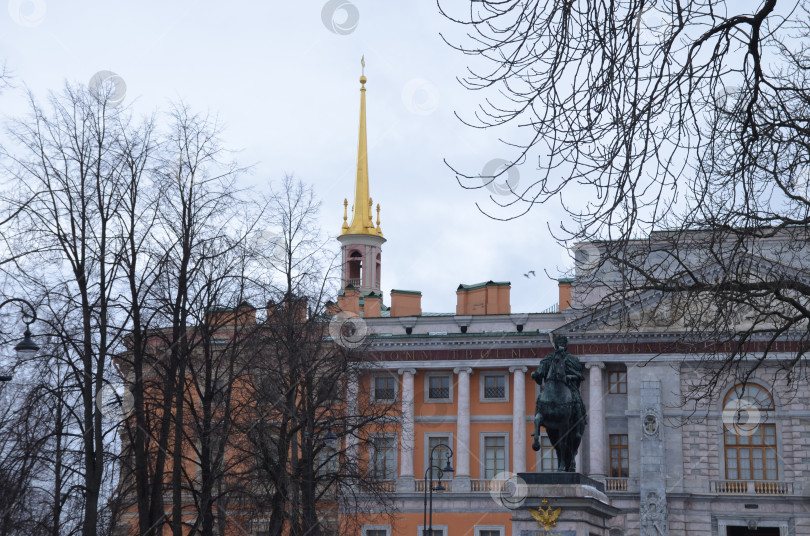 Скачать Санкт-Петербург, Россия – 02.04.2024: Памятник Петру I у Инженерного замка фотосток Ozero