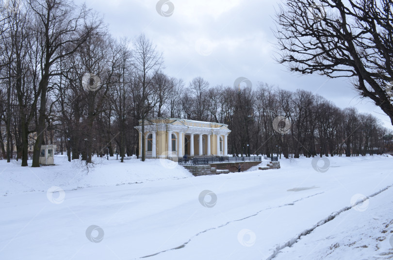 Скачать Санкт-Петербург, Россия – 02.04.2024: Вид на павильон Росси, набережную реки Мойка и Михайловский сад со стороны 1-го Садового моста в зимний день фотосток Ozero