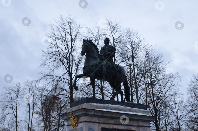 Скачать Санкт-Петербург, Россия – 02.04.2024: Памятник Петру I у Инженерного замка фотосток Ozero