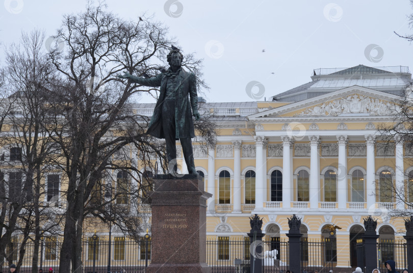 Скачать Санкт-Петербург, Россия – 02.04.2024: Памятник поэту Пушкину в Михайловском сквере на площади Искусств в Санкт-Петербурге фотосток Ozero