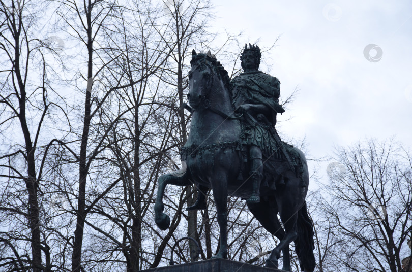 Скачать Санкт-Петербург, Россия – 02.04.2024: Памятник Петру I у Инженерного замка фотосток Ozero