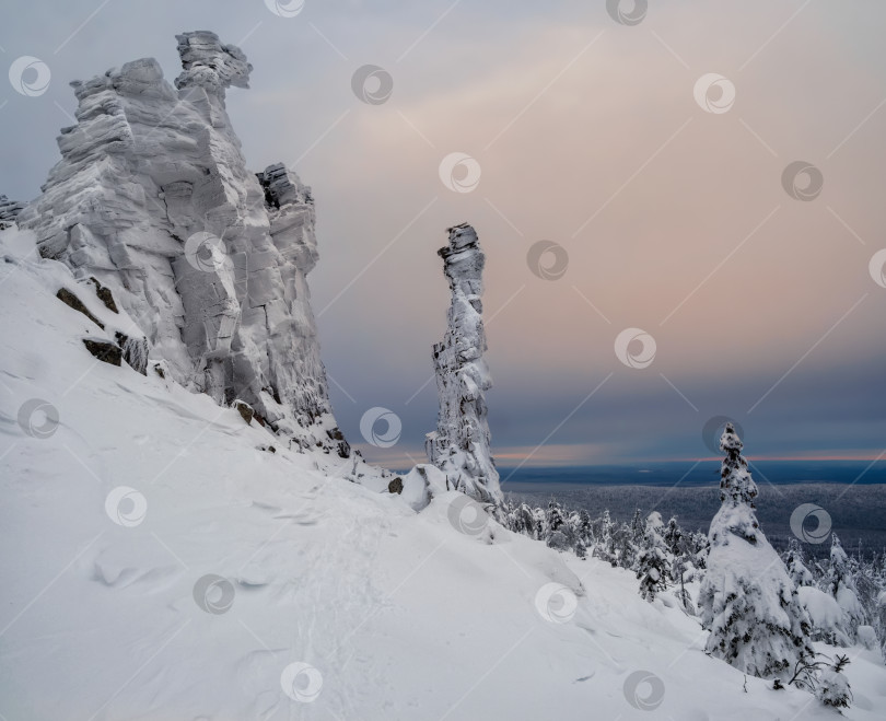 Скачать Большая гранитная скала замерзла и покрыта снегом. фотосток Ozero