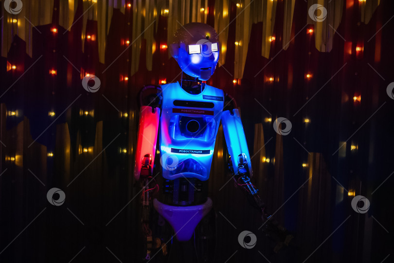 Скачать Робот Теспиан - интерактивный андроид светится в темном помещении павильона Робостанция на ВДНХ фотосток Ozero