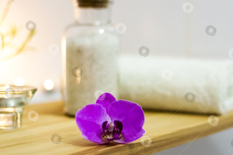 Скачать Спа-салон красоты, оздоровительный центр. Спа-процедура ароматерапия для женского тела в ванной комнате со свечами, маслами и солью. фотосток Ozero
