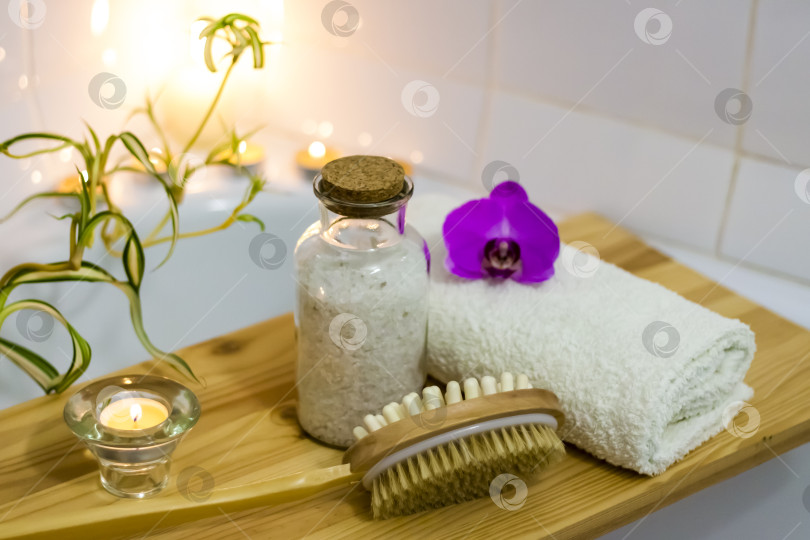Скачать Спа-салон красоты, оздоровительный центр. Спа-процедура ароматерапия для женского тела в ванной комнате со свечами, маслами и солью. фотосток Ozero