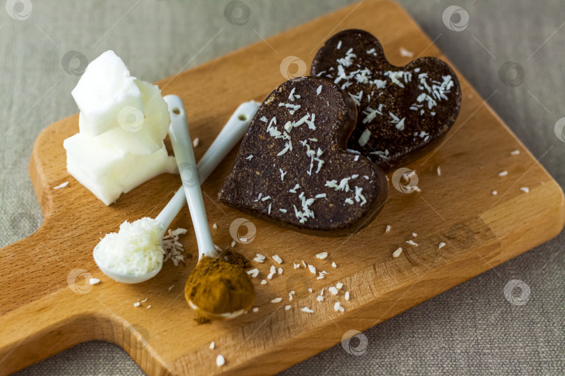 Скачать на столе - шоколадные конфеты ручной работы из кокосового масла, кокосовой стружки и какао. десерт по рецепту правильного питания. фотосток Ozero