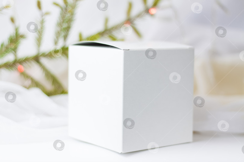 Скачать Белая подарочная коробка, шаблон коробки, макет на светлом фоне с веточкой, если. Выборочный фокус. концепция Рождества и Нового года. фотосток Ozero