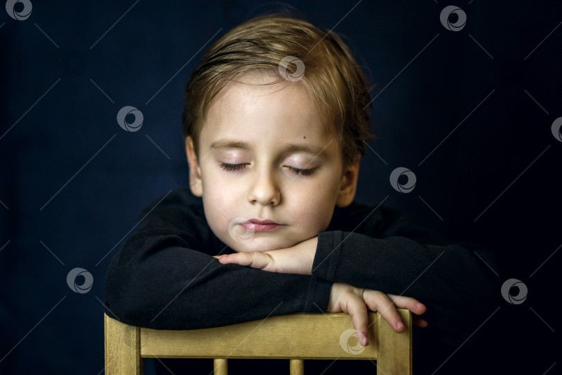 Скачать Лаконичный портрет европейского мальчика. Портрет на темном фоне. фотосток Ozero