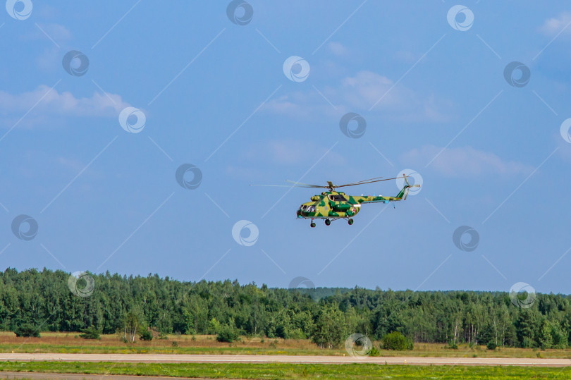 Скачать Самый массовый советско-российский многоцелевой двухмоторный вертолет Ми-8, Ми-17 (НАТО - Hip) выполняет горизонтальный полет над аэродромом Громов. Крупный план. МАКС-2011. фотосток Ozero