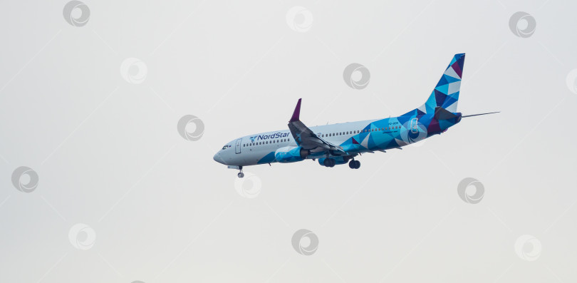 Скачать Boeing 737-800 авиакомпании NordStar Airlines летит на фоне облачного неба. Крупный план. Сочи, Россия - 16 марта 2021 года фотосток Ozero