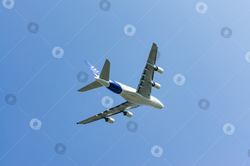 Скачать Французский пассажирский четырехмоторный широкофюзеляжный самолет Airbus A-380 выполняет демонстрационный полет над аэродромом Громова. Крупный план. МАКС-2011. фотосток Ozero