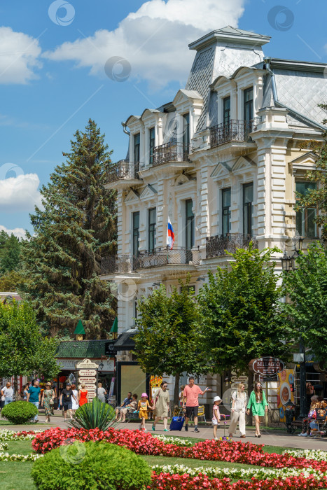 Скачать Курортный бульвар - центральная пешеходная улица города-курорта Кисловодск. Это город-курорт в регионе Кавказских Минеральных вод, Ставропольский край. Кисловодск, Россия - 19 августа 2023 года. фотосток Ozero