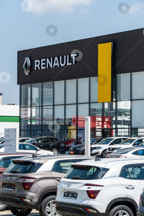 Скачать Автосалон Renault с припаркованными автомобилями. Название Renault с логотипом на фасаде здания в Мега Адыгея. Краснодар, Россия - 04 августа 2022 г. фотосток Ozero