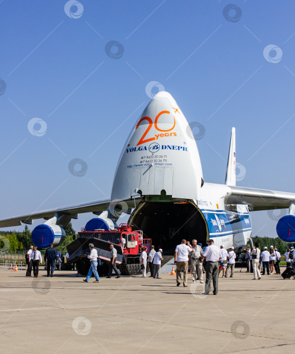 Скачать Тяжелый дальнемагистральный транспортный самолет Ан-124 "Руслан" (НАТО - "Кондор") авиакомпании "Волга-Днепр" с поднятым передним грузовым люком стоит на статической стоянке МАКС-2011. фотосток Ozero