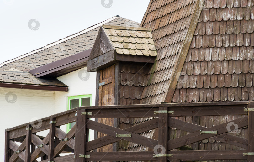 Скачать Крупный план деталей деревянной крыши старой действующей ветряной мельницы в Архипо-Осиповке. Музей хлеба и вина расположен в живописной ветряной мельнице. Геленджик, Архипо-Осиповка, Россия, 16 мая 2021 г. фотосток Ozero
