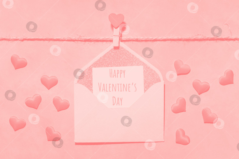 Скачать прищепка с сердечком на веревочке на розовом фоне. открытка с текстом "с днем Святого Валентина" на бумаге фотосток Ozero