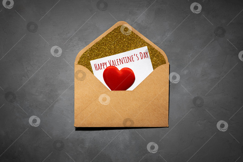 Скачать конверт с бумагой внутри, с надписью "с днем святого Валентина", на сером бетонном фоне фотосток Ozero