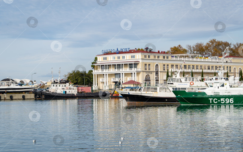 Скачать Сочинский морской торговый порт. Теплоходы и яхты у причала перед главным зданием Морского вокзала. Крупный план. Спокойное Черное море. фотосток Ozero