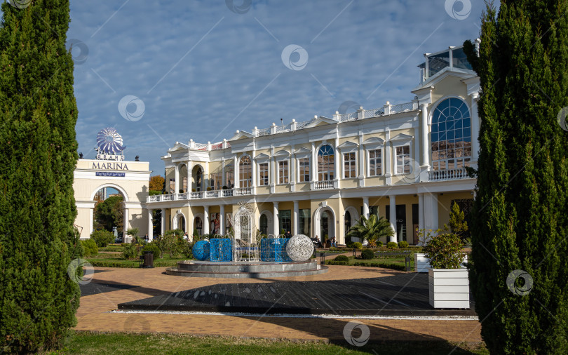 Скачать Торговая галерея Grand Marina в морском порту Сочи. Круглогодичный выставочный центр с магазинами и бутиками. Центр города. Морской порт. фотосток Ozero