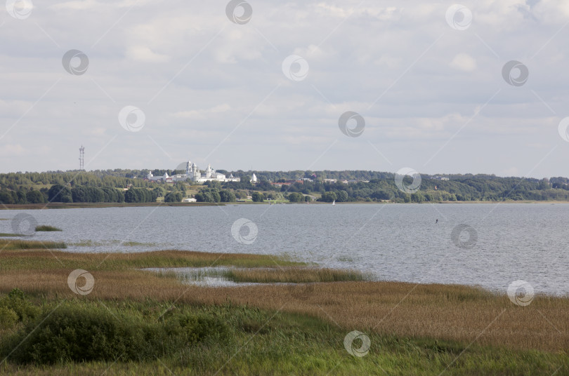 Скачать Плещеево озеро с белоснежным храмом в дали на берегу озера фотосток Ozero