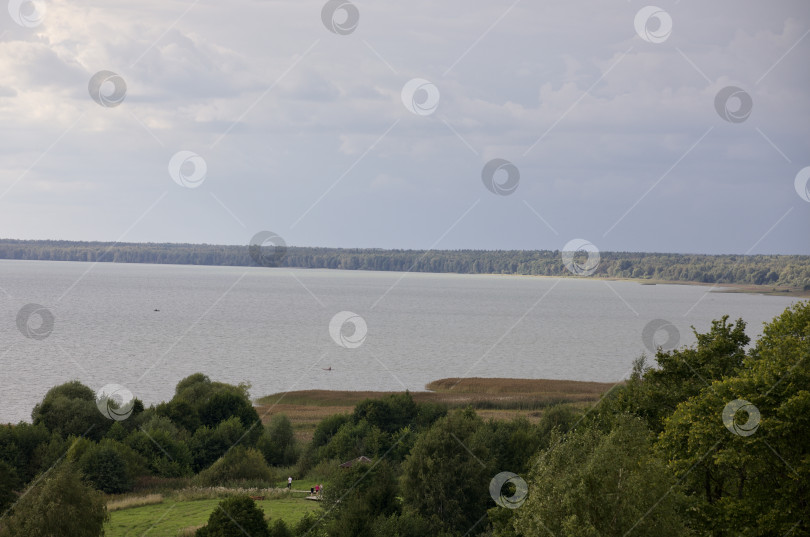 Скачать Плещеево озеро с высоты птичьего полёта в тёплый, летний день. фотосток Ozero