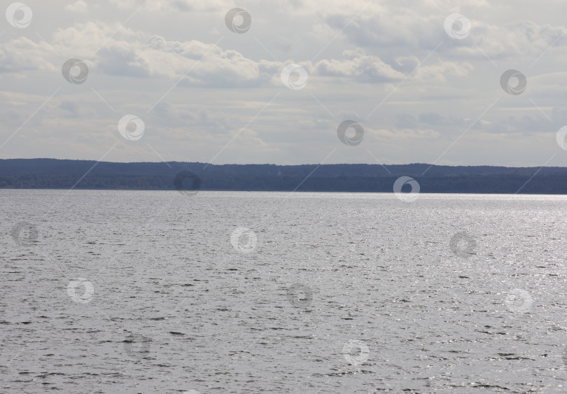 Скачать Плещеево озеро под голубым утренним небом. фотосток Ozero