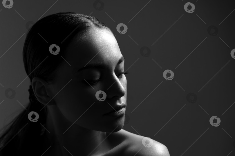 Скачать Черно-белый портрет красивой элегантной женщины с обнаженными плечами крупным планом. фотосток Ozero