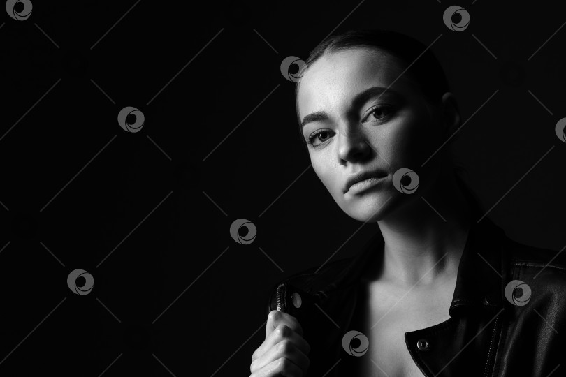Скачать Портрет красивой женщины в стиле рок, черно-белое фото в темной тональности. фотосток Ozero