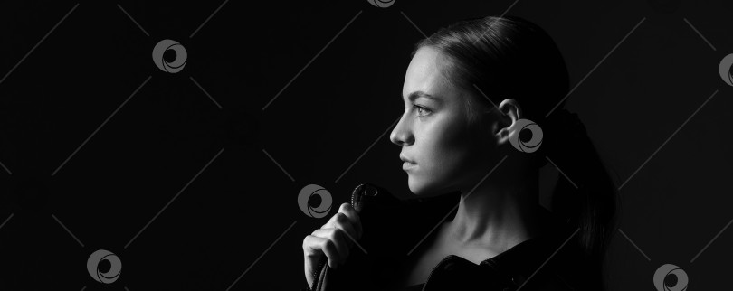 Скачать черно-белый портрет молодой красивой женщины в черной кожаной куртке. фотосток Ozero