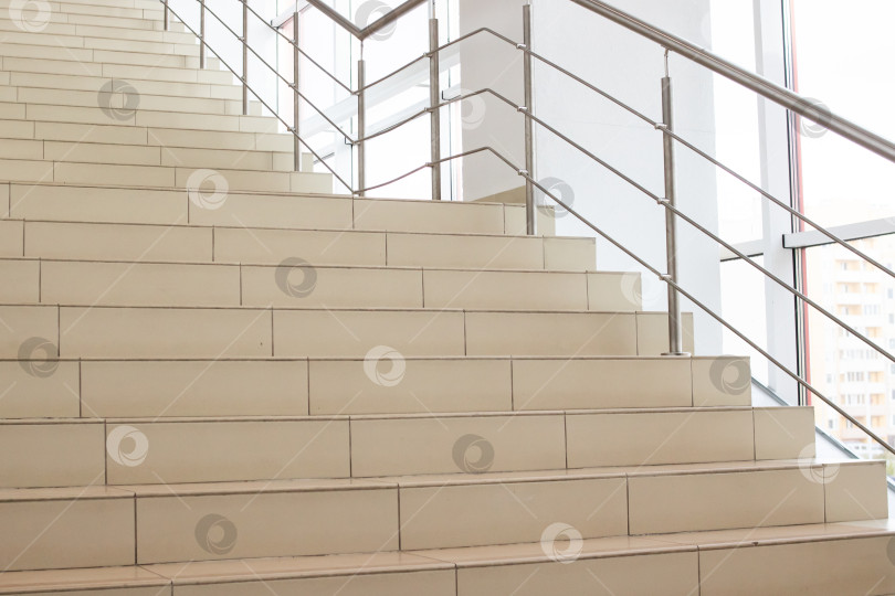 Скачать Ступени лестницы в холле здания фотосток Ozero