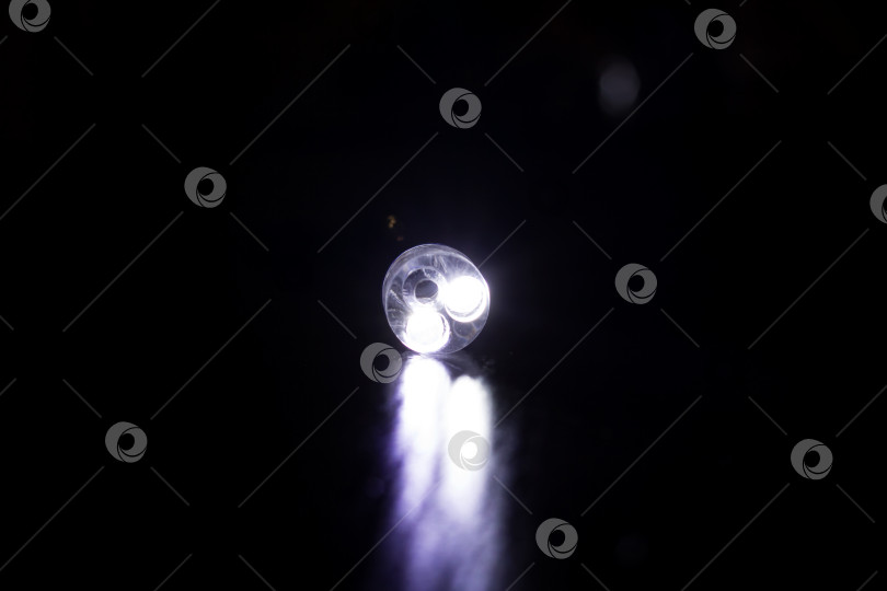 Скачать Свет светодиодного фонарика в темноте крупным планом фотосток Ozero