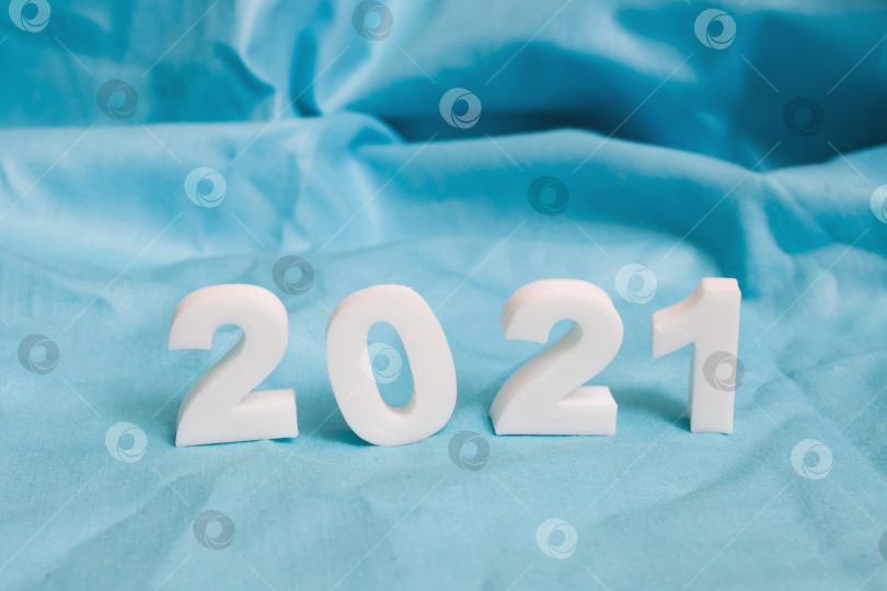 Скачать Цифры 2021 на фоне синей ткани крупным планом фотосток Ozero