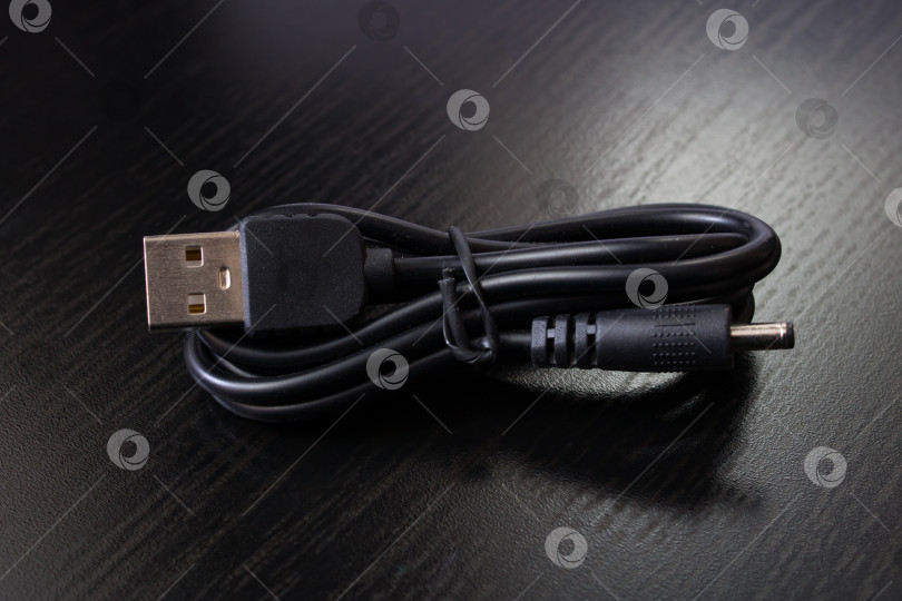 Скачать Витой USB-провод для телефона на деревянном фоне фотосток Ozero