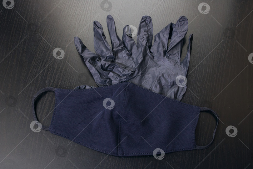 Скачать Черные перчатки и медицинская маска крупным планом фотосток Ozero