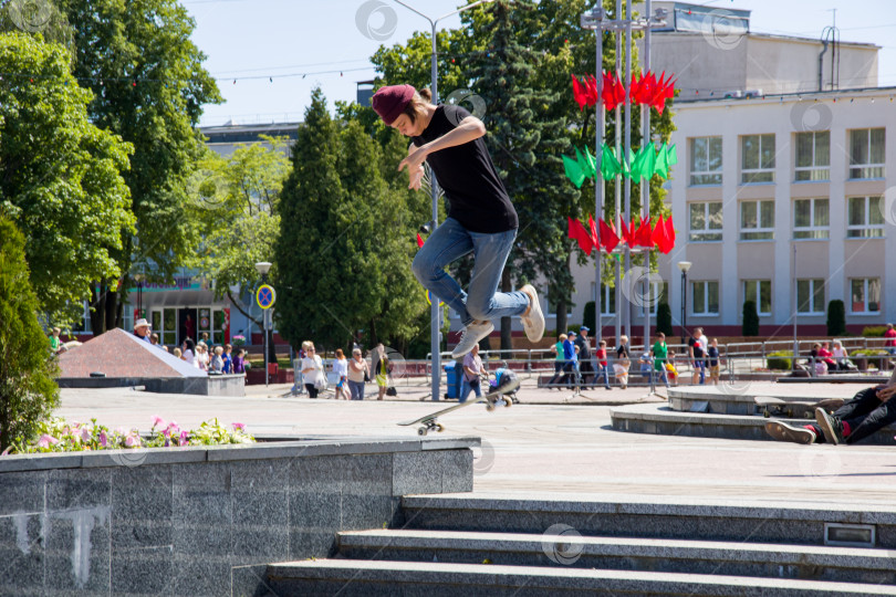 Скачать БЕЛАРУСЬ, НОВОПОЛОЦК - 29 июля 2020 года: Молодой парень прыгает со скейтборда фотосток Ozero