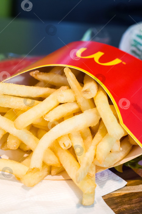 Скачать БЕЛАРУСЬ, ВИТЕБСК - 29 июля 2020 года: Картофель фри в McDonald's фотосток Ozero
