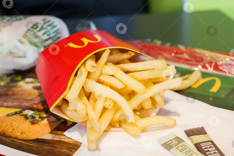 Скачать БЕЛАРУСЬ, ВИТЕБСК - 29 июля 2020 года: Картофель фри в McDonald's фотосток Ozero