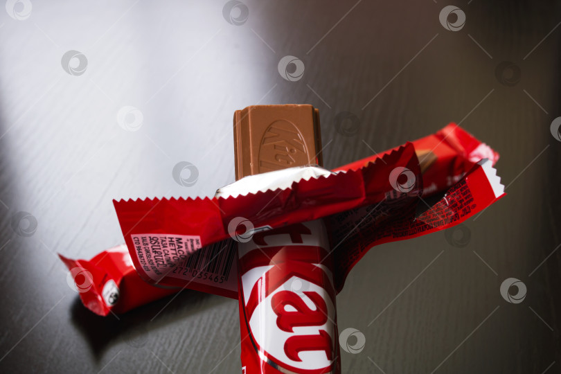 Скачать БЕЛАРУСЬ, НОВОПОЛОЦК - 30 ОКТЯБРЯ 2020 года: Открытие бара Kit Kat фотосток Ozero