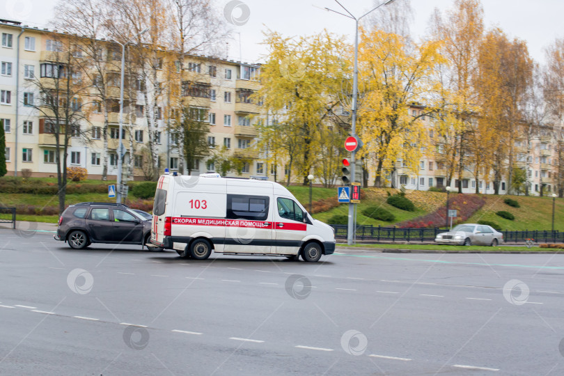Скачать БЕЛАРУСЬ, НОВОПОЛОЦК - 30 октября 2020 года: Машина скорой помощи на большой дороге фотосток Ozero