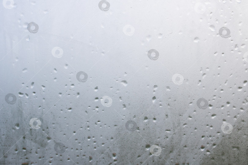 Скачать Капли дождя на стекле крупным планом, фон или текстура фотосток Ozero