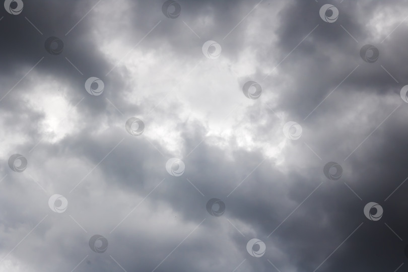 Скачать Черные облака на ярко-голубом небе крупным планом фотосток Ozero