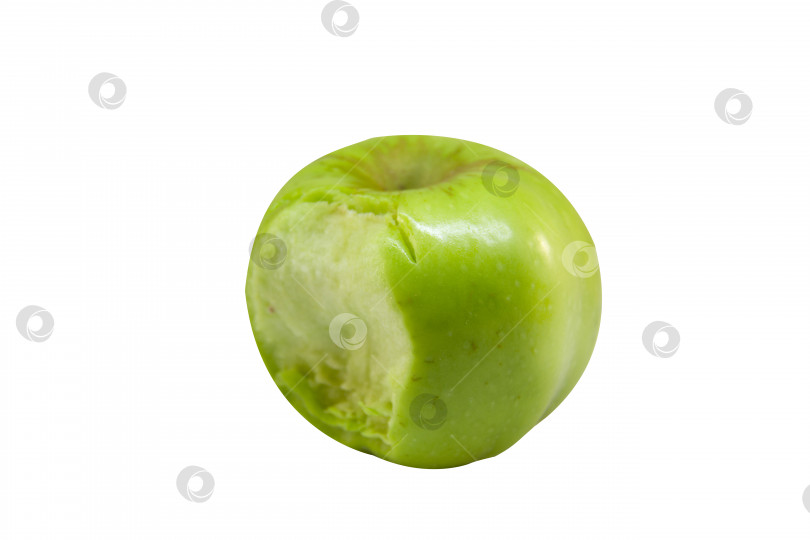 Скачать Откушенное зеленое сочное яблоко со следами зубов, выделенными на белом фоне, контур обрезки, размытый контур. шаблон фотосток Ozero