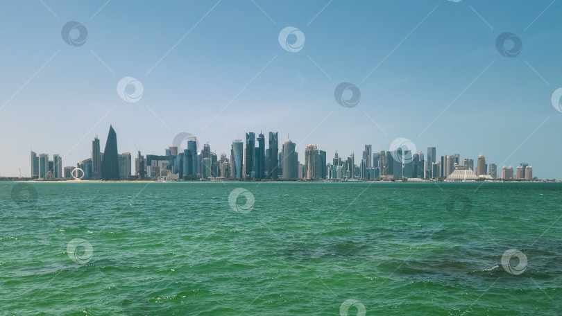 Скачать Панорамный вид на район небоскребов Вест Бэй, Доха, Катар фотосток Ozero